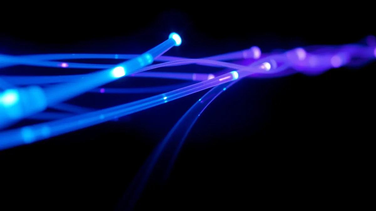 Świecące światłowody w odcieniach niebieskiego i fioletu na czarnym tle – elektroniczne faktury w KSeF